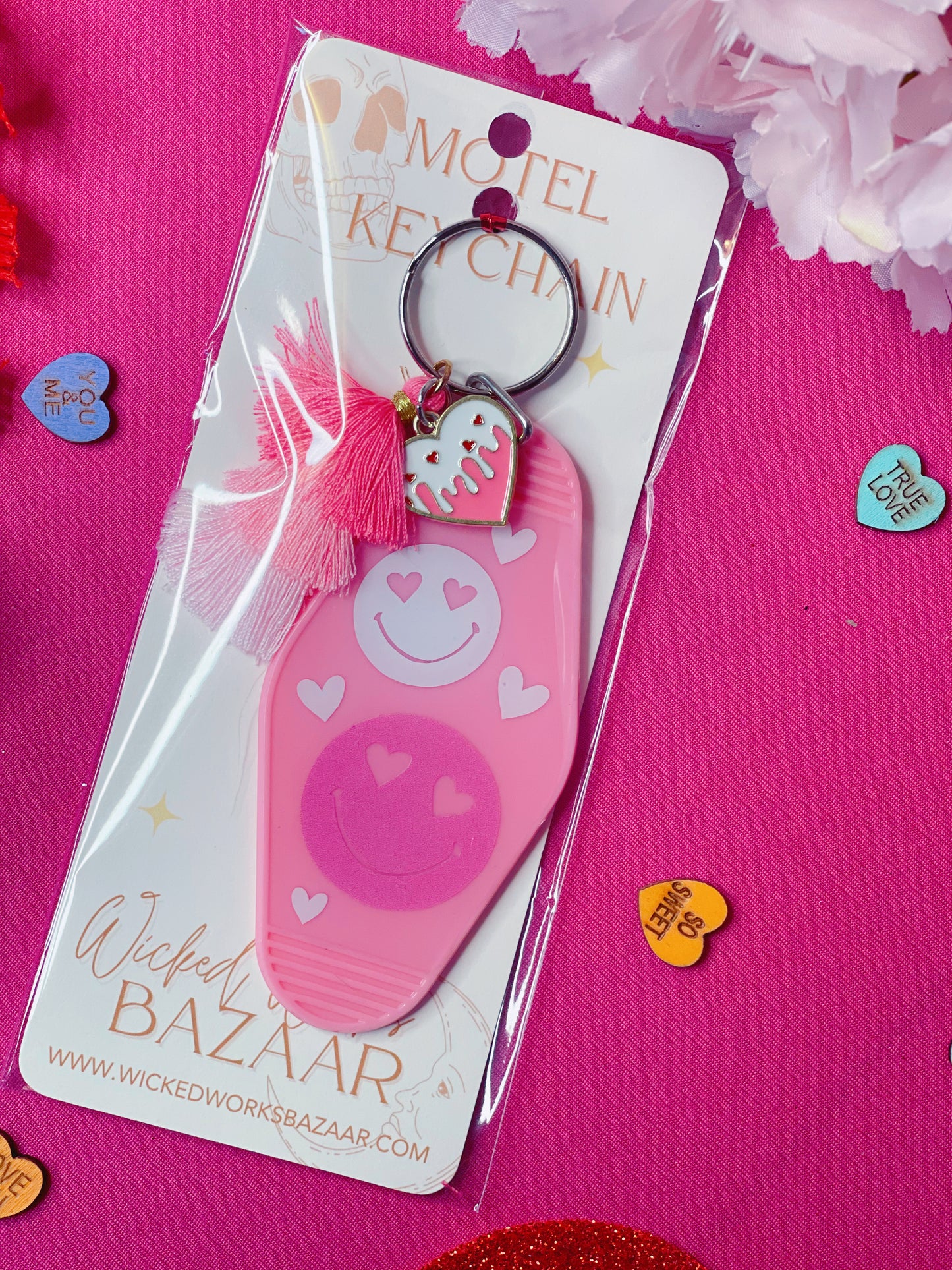 Heart Eyes Happy Face - Motel Keychain